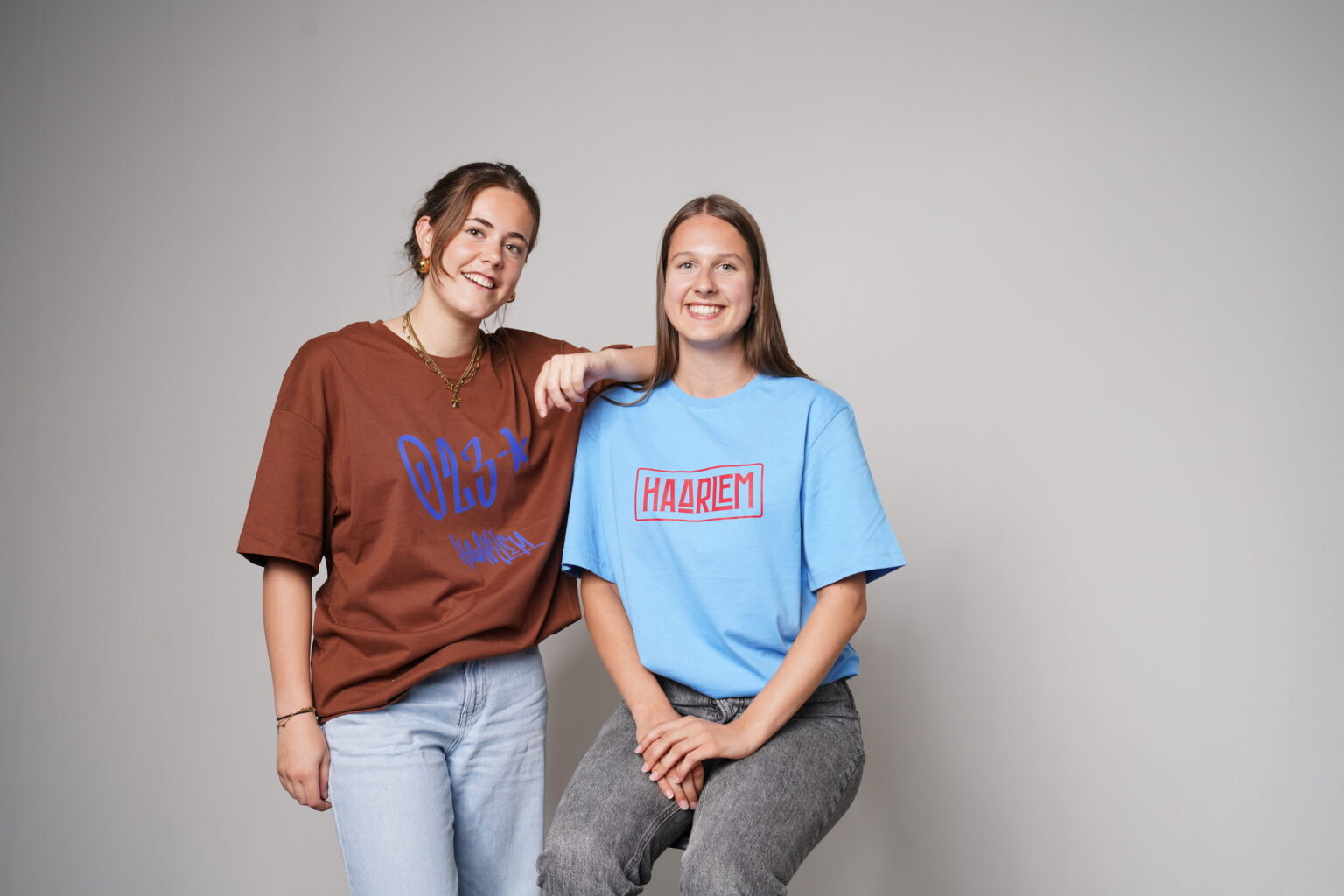 Isabella en Zoë van HIZ in T-shirts met 023 Haarlem en Haarlem