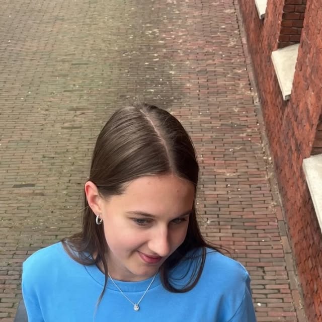 Meisje in een blauw HIZ-shirt.