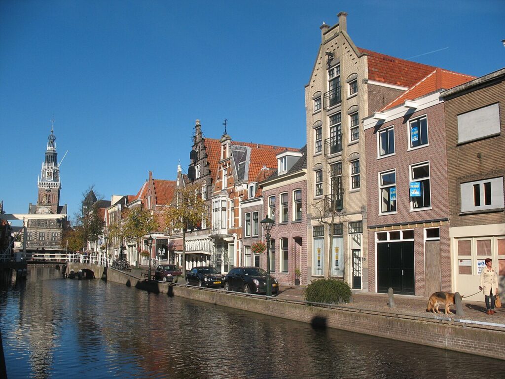 Grachtenpanden aan het Luttik Oudorp in Alkmaar, met de toren van de Waag