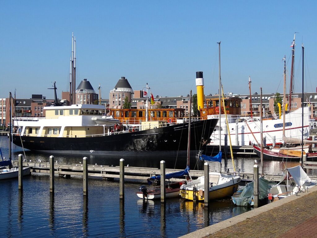 Schepen in de haven van Almere Haven