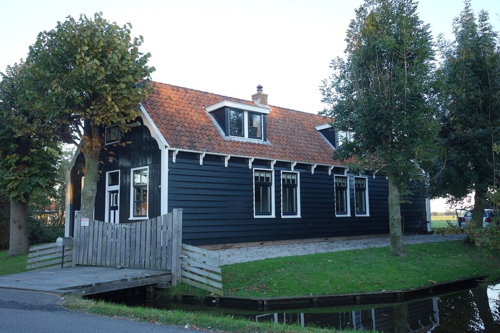 Zaans houten huis aan de Dorpsstraat in Assendelft