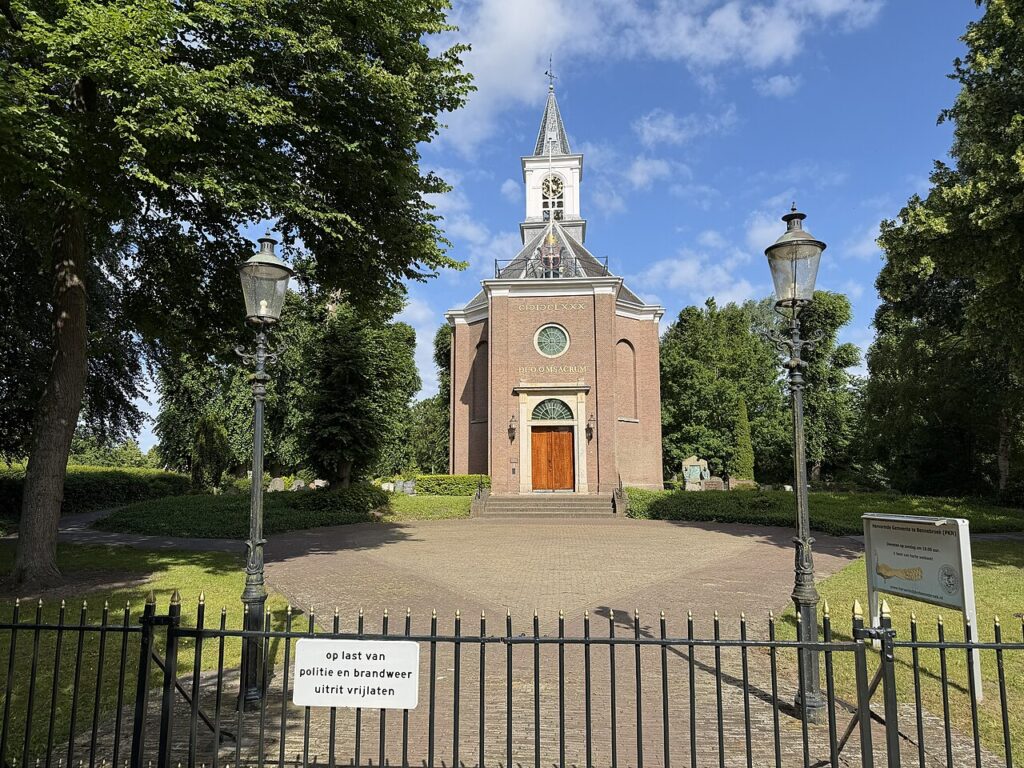 De witte Hervormde Kerk van Bennebroek tussen de bomen