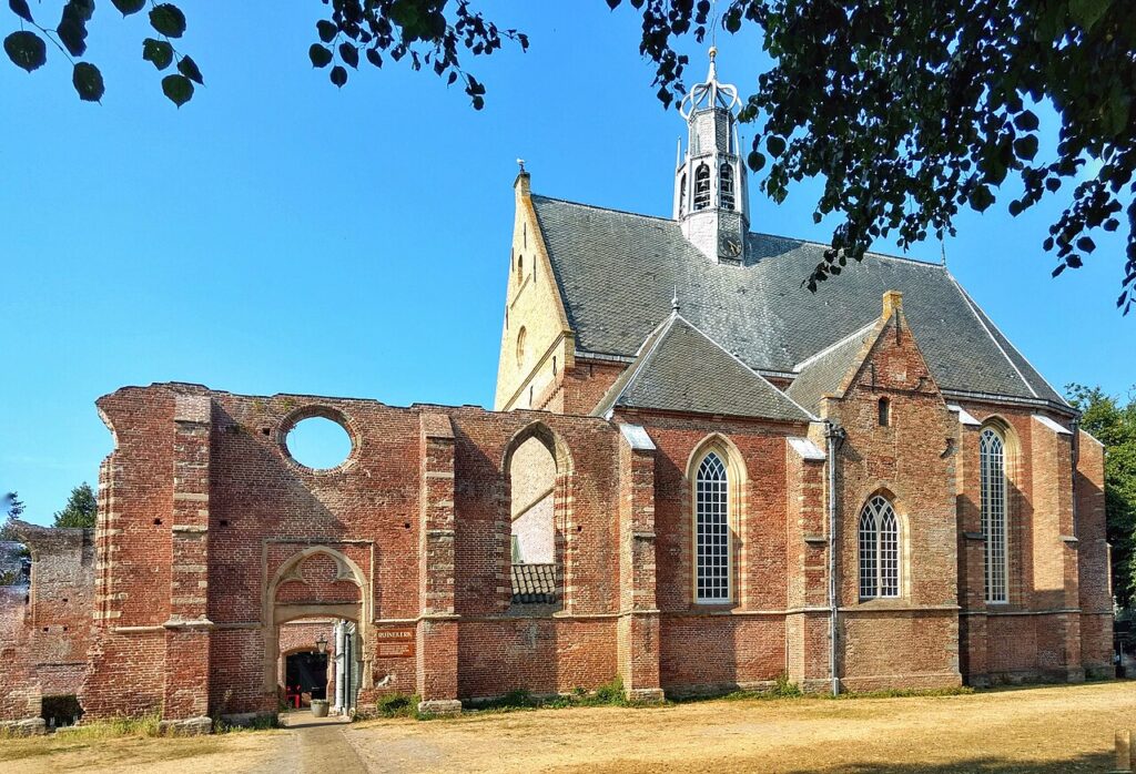 De Ruïnekerk in Bergen