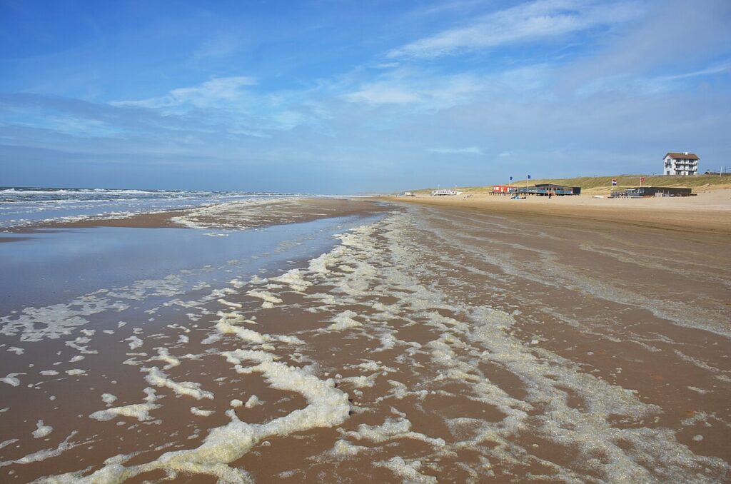 Het Noordzeestrand van Bergen aan Zee met strandpaviljoens