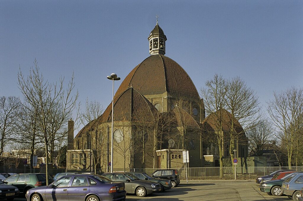 De Sint-Agathakerk met koepel in Beverwijk