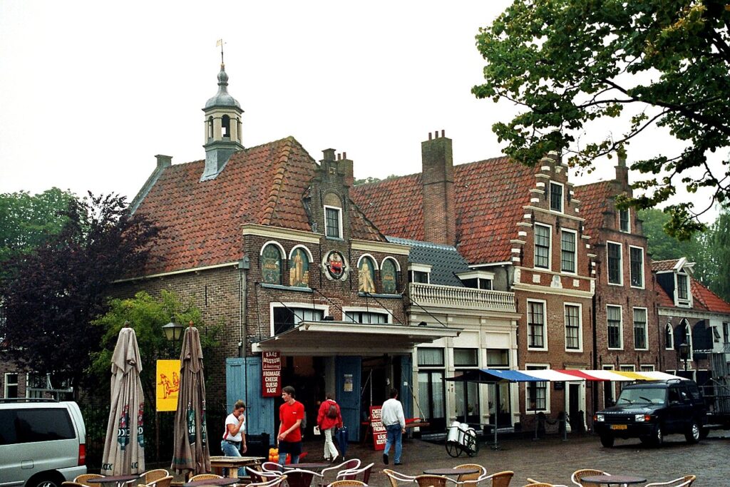De Kaaswaag aan het Jan Nieuwenhuizenplein in Edam