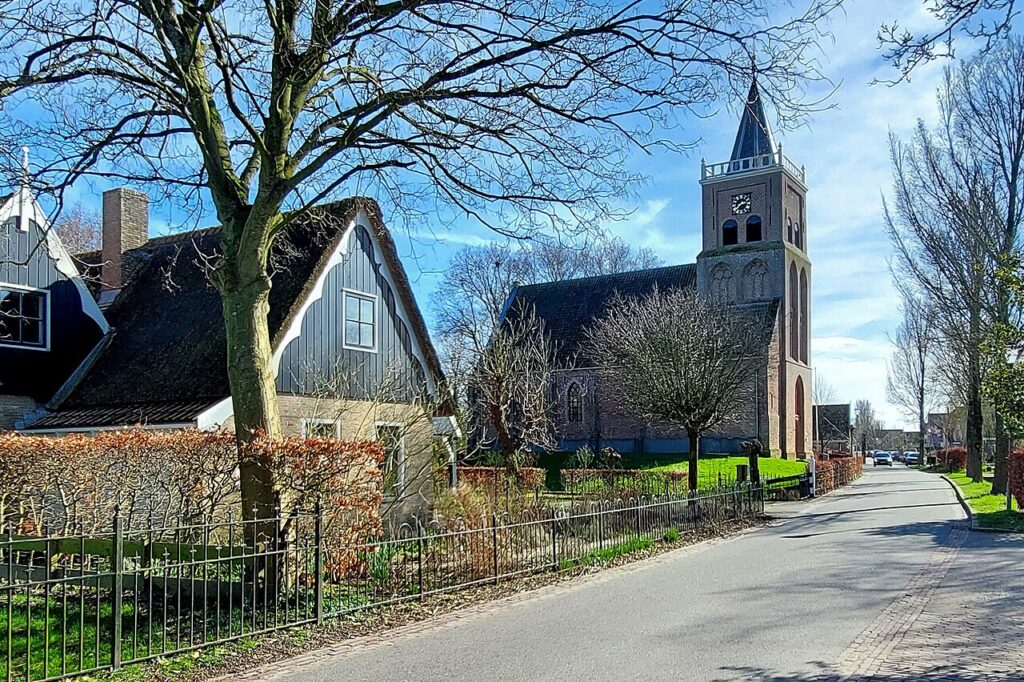 De Dorpsstraat in Haringhuizen met de kerk