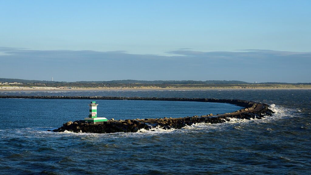 De groene vuurtoren op de Zuidpier van IJmuiden