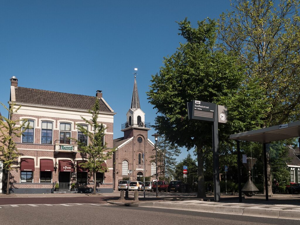 Het dorpsplein van Landsmeer met de Pepermolen en de Hervormde kerk
