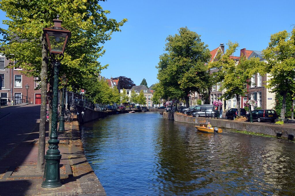 De gracht Rapenburg in Leiden