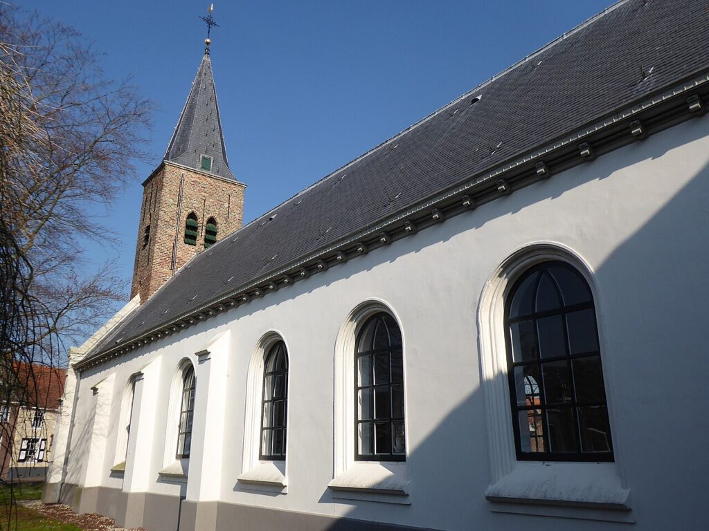De witte Sint-Petrus-en-Pauluskerk in Ovezande