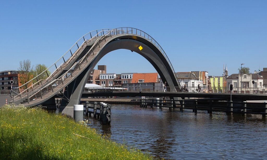 De Melkwegbrug over het water in Purmerend