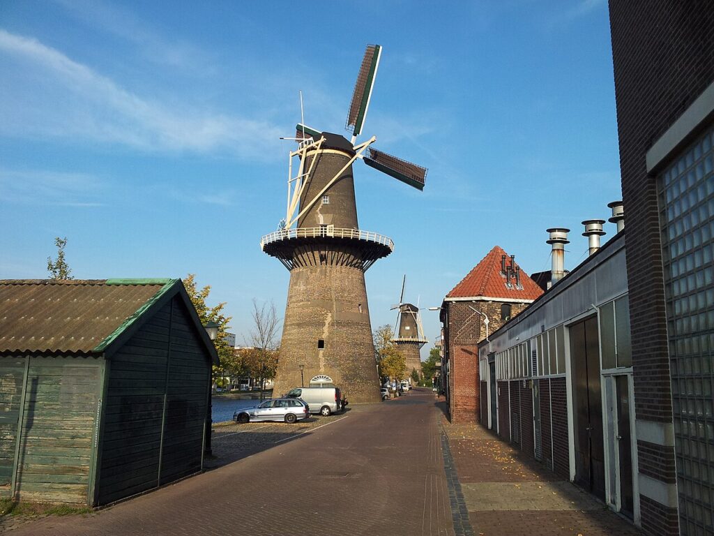 Een hoge stellingmolen in Schiedam