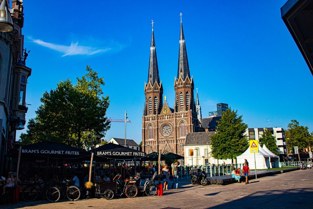 De Heuvelse Kerk met twee torens aan de Heuvel in Tilburg