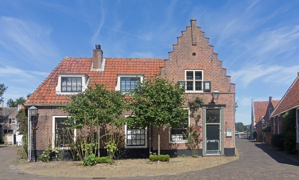 Monumentaal pand met trapgevel aan de Torenstraat in Velsen-Zuid