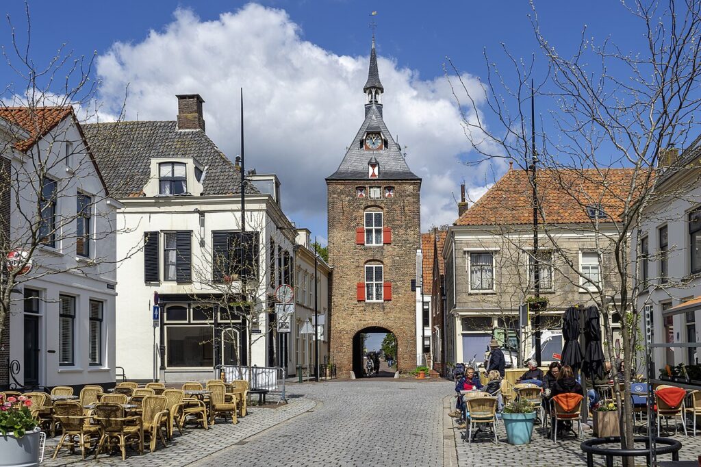 De Voorstraat in Vianen met de Lekpoort