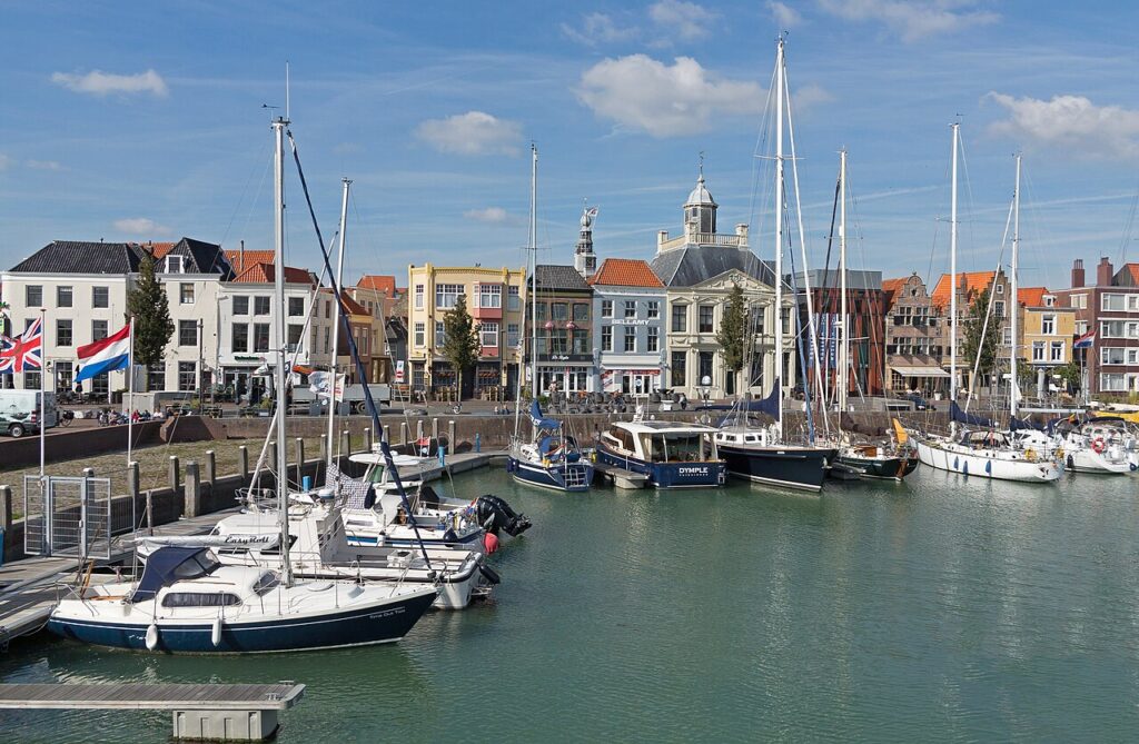 Jachthaven en gevels aan de Nieuwendijk in Vlissingen