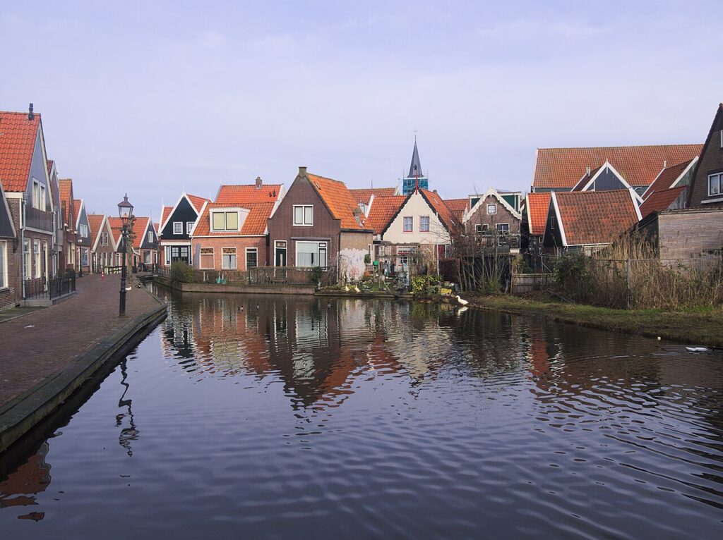 Huizen aan het water in Volendam
