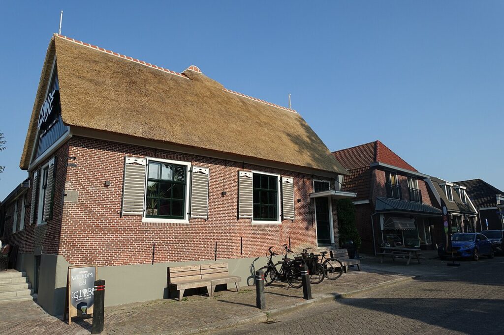 Huis met rieten dak aan de Dorpsstraat in Warmenhuizen