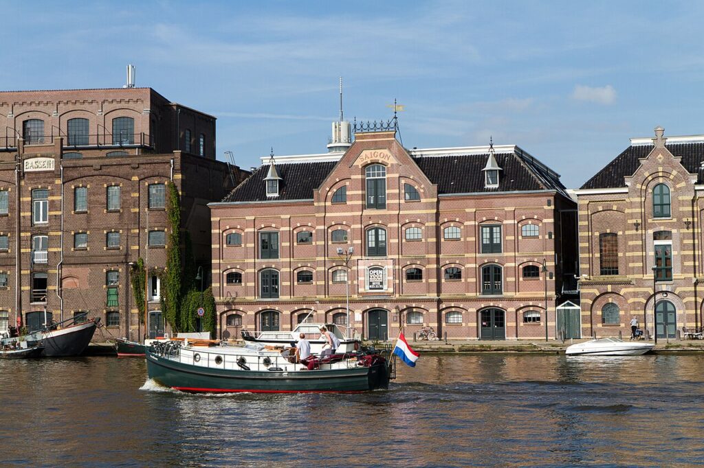 Historische fabriekspanden aan de Zaan in Wormer