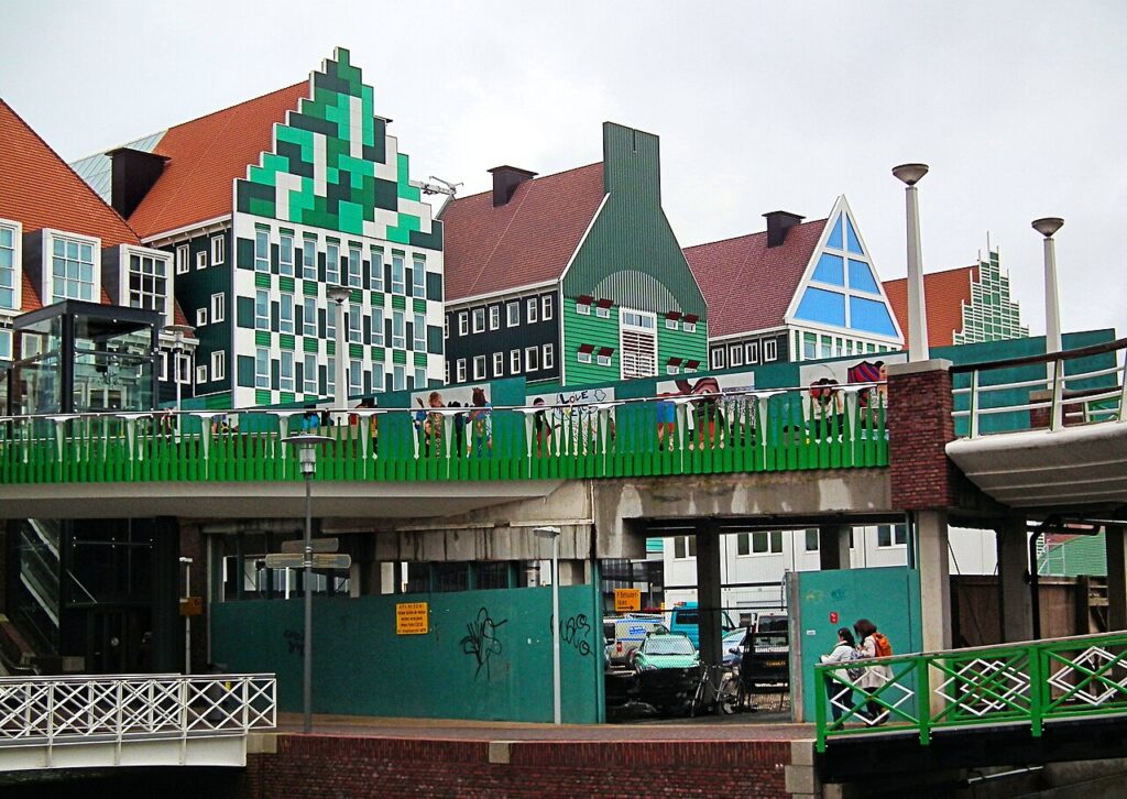 Het Inntel Hotel in Zaandam, opgebouwd uit Zaanse huisjes
