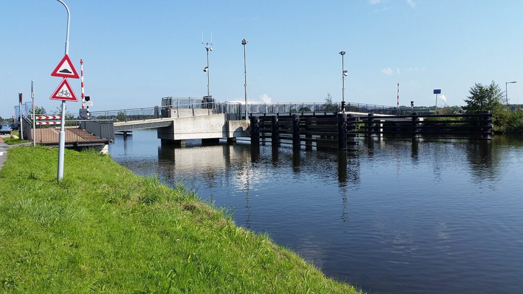 De fietsbrug over de Ringvaart bij Zwanenburg