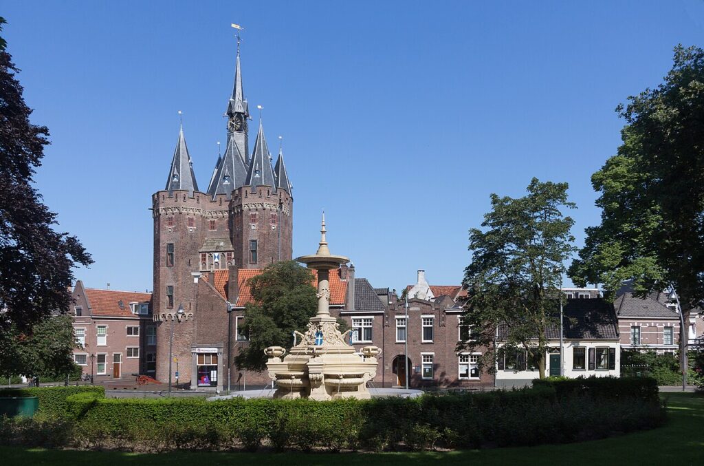 De Sassenpoort in Zwolle met de fontein op het Van Nahuysplein