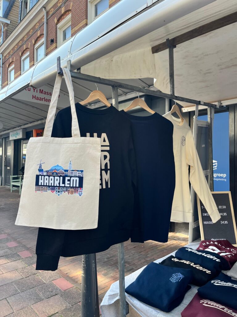 Naturel HIZ-tas met Haarlem-ontwerp aan het rek bij onze marktkraam